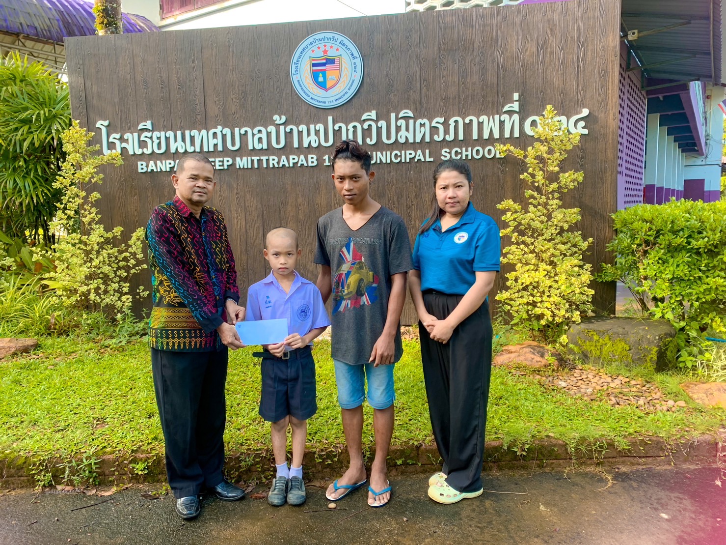 นายสมหมาย บุญลอย  ผู้อำนวยการโรงเรียนเทศบาลบ้านปากวีปมิตรภาพที่ 124 ได้มอบเงินให้กับนักเรียนและผู้ปกครอง จากโครงการทุนเสมอภาค  (กลุ่มต่อเนื่อง) ที่ได้รับจัดสรรจาก  กสศ ภาคเรียนที่ 1 ปีการศึกษา 2566 เพื่อเป็นทุนการศึกษาให้กับนักเรียน  โดยมีครูประจำชั้นเป็นผู้ช่วยในการผู้จัดเตรียมเอกสารและส่งมอบเงินให้กับนักเรียนและผู้ปกครอง ในวันที่ 17 สิงหาคม 2566
