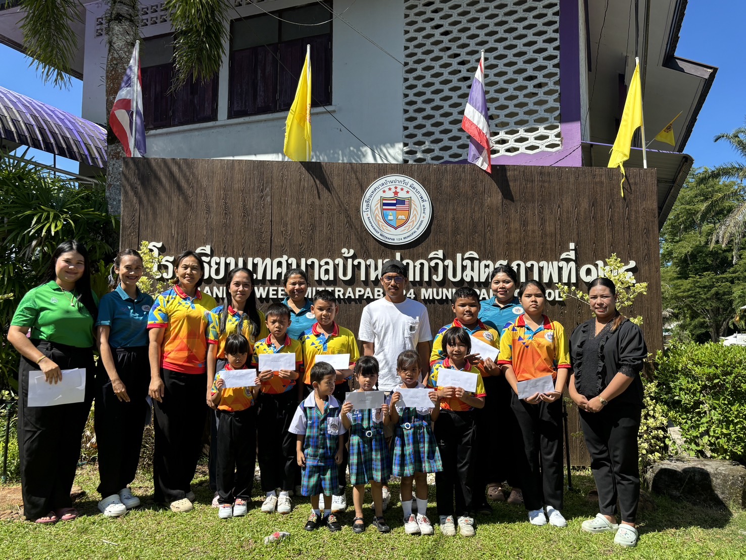 วันศุกร์ ที่ 28 มิถุนายน 2567 โรงเรียนเทศบาลบ้านปากวีป มิตรภาพที่ 124 ได้รับมอบทุนการศึกษาจากคุณอั้ม คุณโชค ฝ่ายจัดทุ่งขมิ้นกลาง และทีมงานคึกคัก FC ทุกท่าน จำนวน 9 ทุน ทุนละ 500 บาท รวมเป็นเงิน 4,500 บาท มอบให้แก่นักเรียนระดับชั้นอนุบาล1 - ระดับชั้นประถมศึกษาปีที่ 6 ทางโรงเรียนขอขอบคุณผู้ใหญ่ใจดีทุกท่านไว้ ณ โอกาสนี้🙏🙏🙏