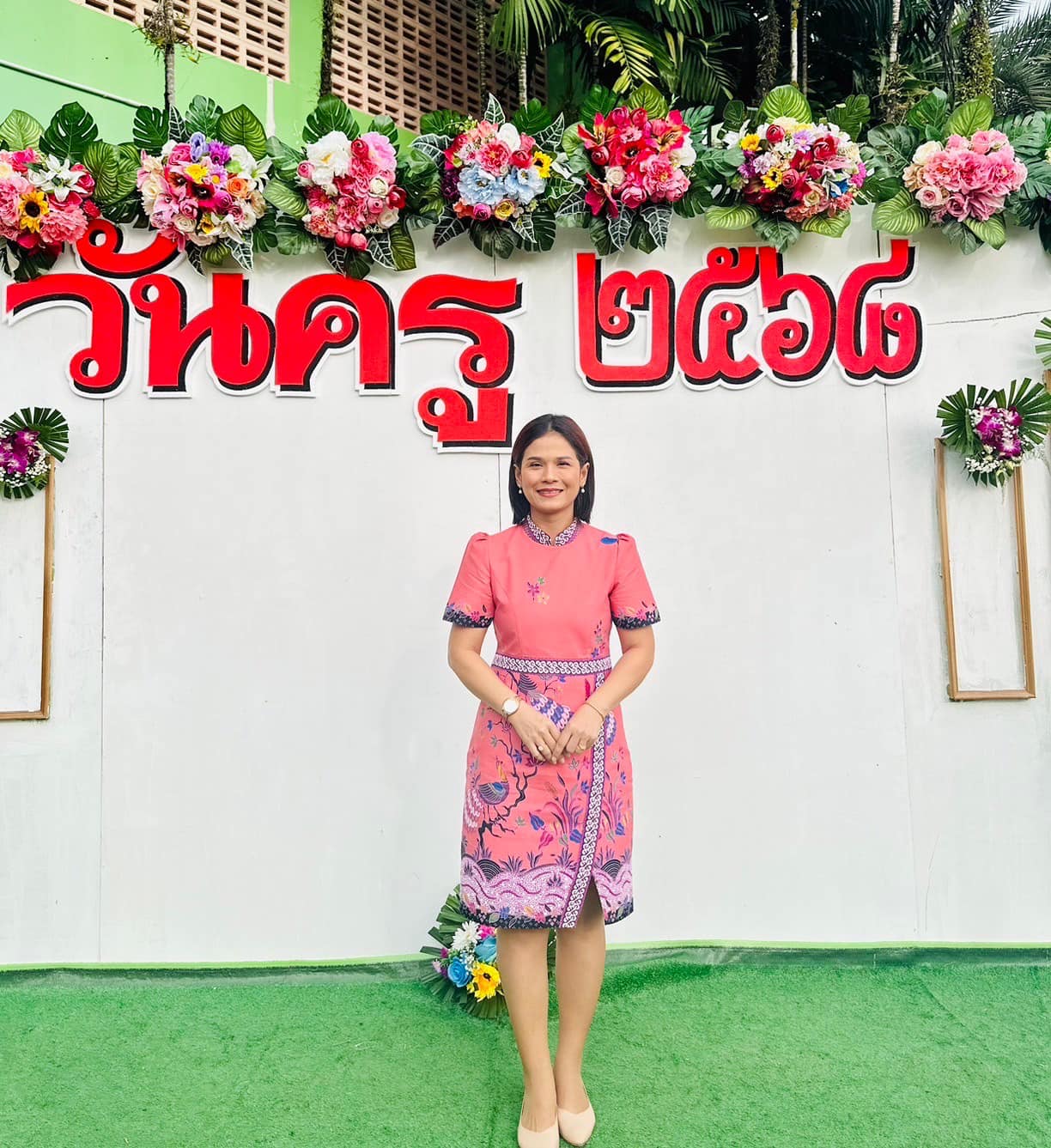 💐กิจกรรมงานวันครู ครั้งที่ื 69 ประจำปี 2568*💐
            “ครูจุดประกายความฝัน
                  ผลักดันให้กล้าคิด
       สร้างโอกาสในชีวิตให้เด็กไทย”
📌  วันพฤหัสบดี ที่ 16 มกราคม 2568*
    >> 👩‍💼นางบุตรชรี  ปรีดาศักดิ์  ผู้อำนวยการสถานศึกษา โรงเรียนเทศบาลบ้านปากวีป มิตรภาพที่ 124 พร้อมด้วยคณะครูทุกท่าน เข้าร่วมกิจกรรมงานวันครู ครั้งที่ 69 ประจำปี 2568 เพื่อระลึกถึงพระคุณบูรพาจารย์ และธำรงไว้ซึ่งขนบธรรมเนียมประเพณีและวัฒนธรรมอันดีงามของครู  จัดขึ้น ณ หอประชุมเสนานุวัฒน์ โรงเรียนตะกั่วป่า“เสนานุกูล”
