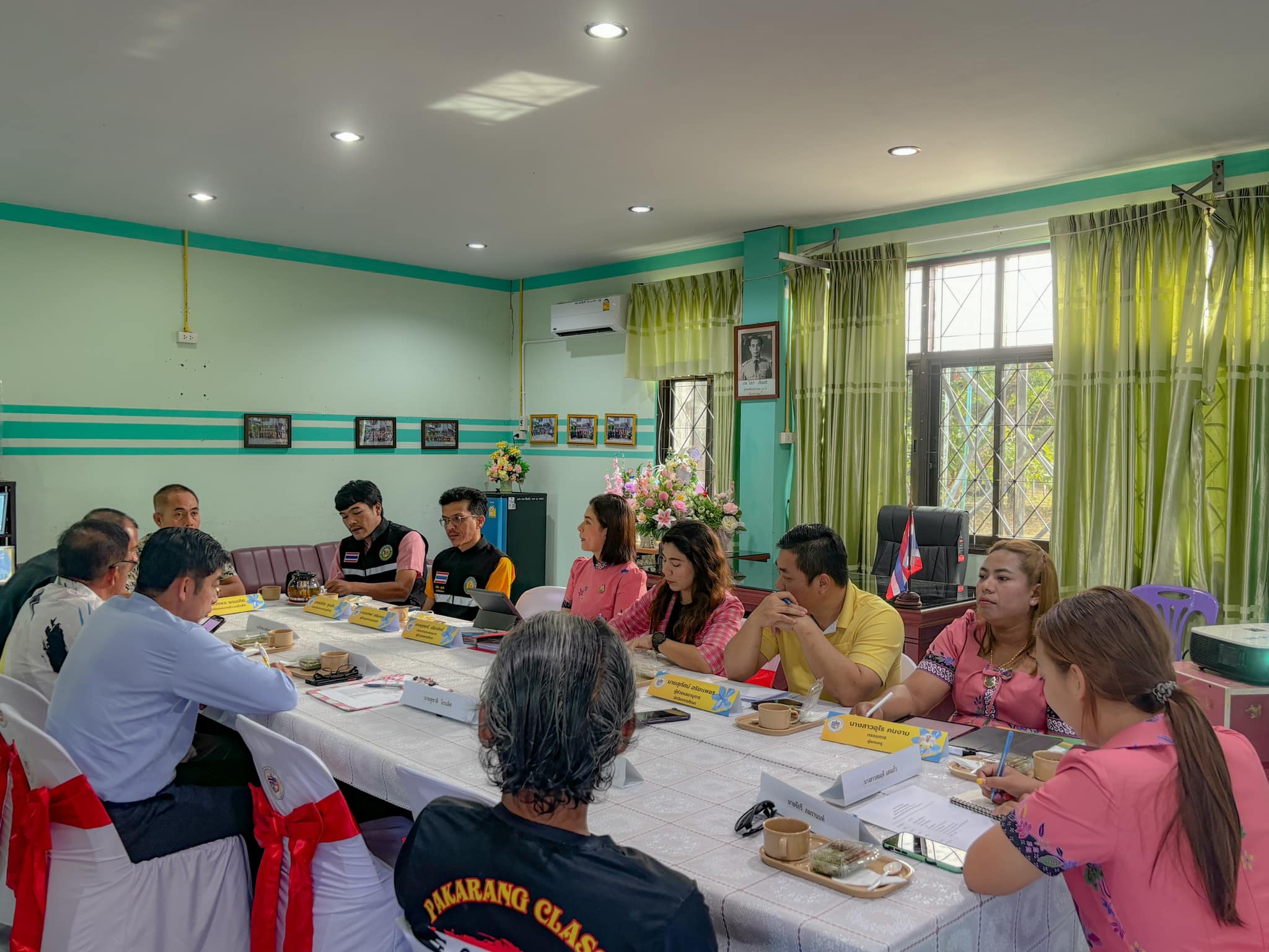 📌ประชุมคณะกรรมการสถานศึกษา📌
    วันอังคาร ที่ 21 มกราคม 2568
👩‍💼นางบุตรชรี  ปรีดาศักดิ์ ผู้อำนวยการสถานศึกษา โรงเรียนเทศบาลบ้านปากวีป มิตรภาพที่ 124  ประชุมคณะกรรมการสถานศึกษา 
    👉โดยมี นายปรพล พรมเกิด ปลัดเทศบาลตำบลคึกคัก เป็นประธาน พร้อมด้วย
   👉นายสิริธร บัวแก้ว รองนายกเทศมนตรีตำบลคึกคัก หัวหน้าส่วนราชการ ข้าราชการ  คณะกรรมการสถานศึกษา และคณะครูได้เข้าร่วมการประชุมคณะกรรมการสถานศึกษาขั้นพื้นฐาน  
    🗣️เพื่อปรึกษาหารือและร่วมวางแผนการดำเนินงานในการพัฒนาสถานศึกษา และการเตรียมความพร้อมในการดำเนินโครงการและกิจกรรมต่างๆ ของโรงเรียน ณ ห้องประชุมราชพฤกษ์