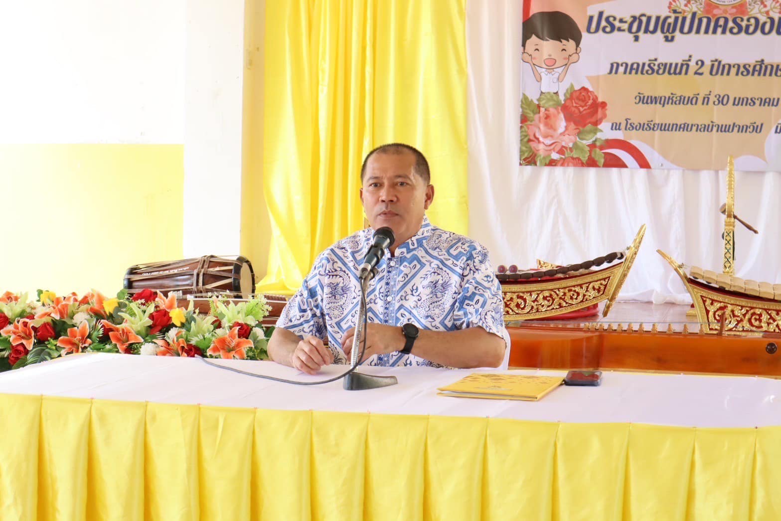 📌ประชุมผู้ปกครองนักเรียน ภาคเรียนที่ 2 ประจำปีการศึกษา 2567
    วันพฤหัสบดี ที่ 30 มกราคม 2568
  ➡️👩‍💼นางบุตรชรี ปรีดาศักดิ์ ผู้อำนวยการสถานศึกษา โรงเรียนเทศบาลบ้านปากวีป มิตรภาพที่ 124 และคณะครูทุกท่านได้จัดโครงการประชุมผู้ปกครองนักเรียน ภาคเรียนที่ 2 ประจำปีการศึกษา 2568 ขึ้น โดยมี
   >>>นายสิริธร บัวแก้ว รองนายกเทศมนตรีตำบลคึกคัก เป็นประธาน พร้อมด้วย นายปรพล พรมเกิด ปลัดเทศบาลตำบลคึกคัก และนางสาวเพ็ญพร วิชัยดิษฐ์ ผู้อำนวยการกองการศึกษา เทศบาลตำบลคึกคัก ร่วมพูดคุยพบปะกับผู้ปกครอง วัตถุประสงค์เพื่อให้ผู้ปกครองนักเรียนได้รับทราบเกี่ยวกับนโยบายการจัดการศึกษาของเทศบาลตำบลคึกคัก และการจัดการการศึกษาของสถานศึกษา การดำเนินงานต่างๆ และให้ผู้ปกครองได้พูดคุยแลกเปลี่ยนข้อมูลกับคุณครูประจำชั้น